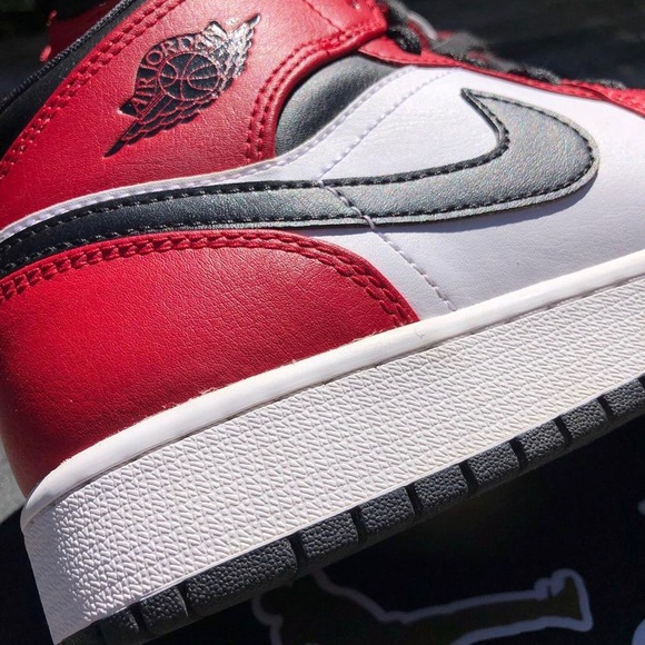 Nike air Jordan 1 mid chicago black toes - Picture 2 of 3